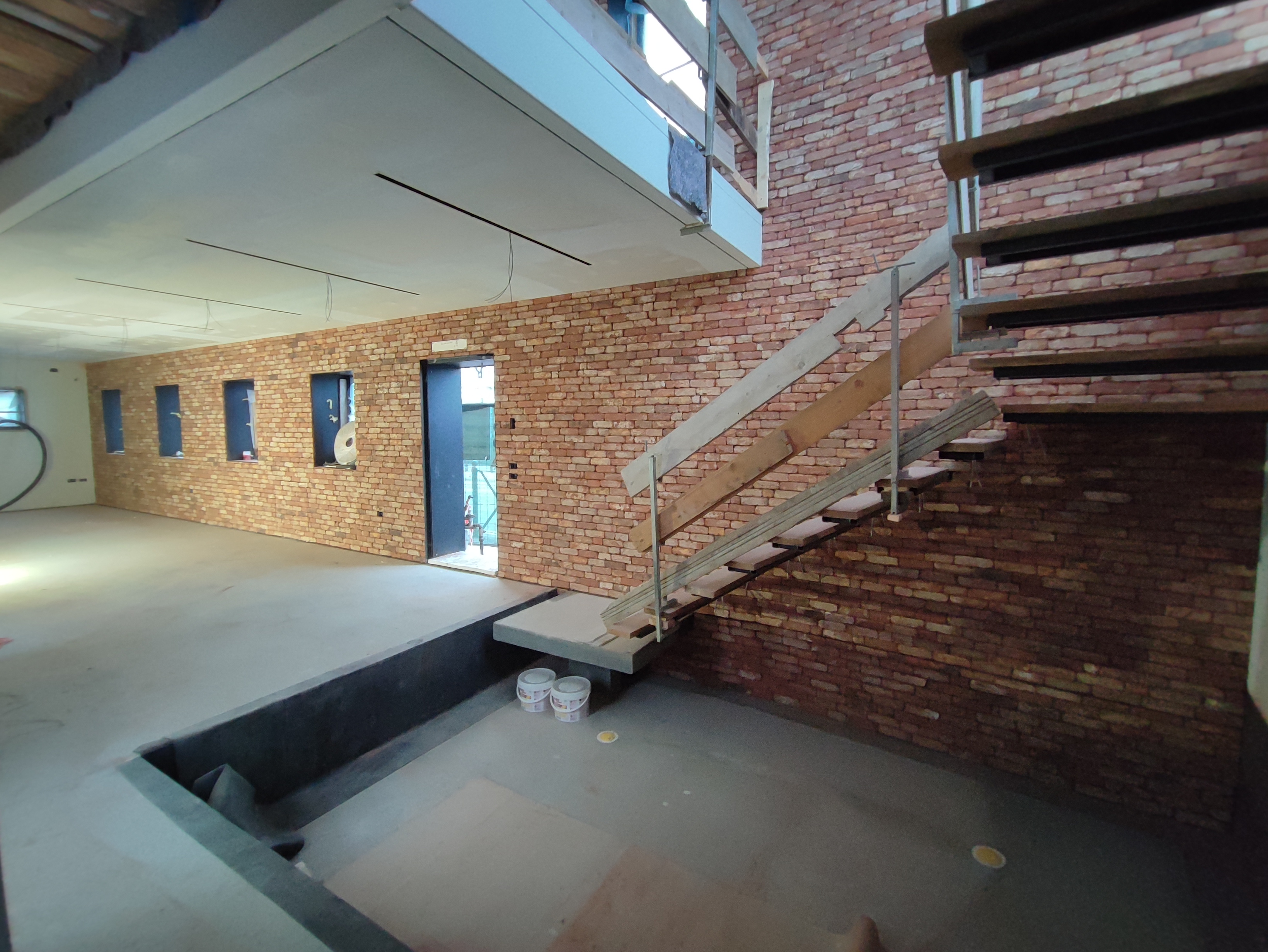 RIVESTIMENTO CON LISTELLI IN COTTO